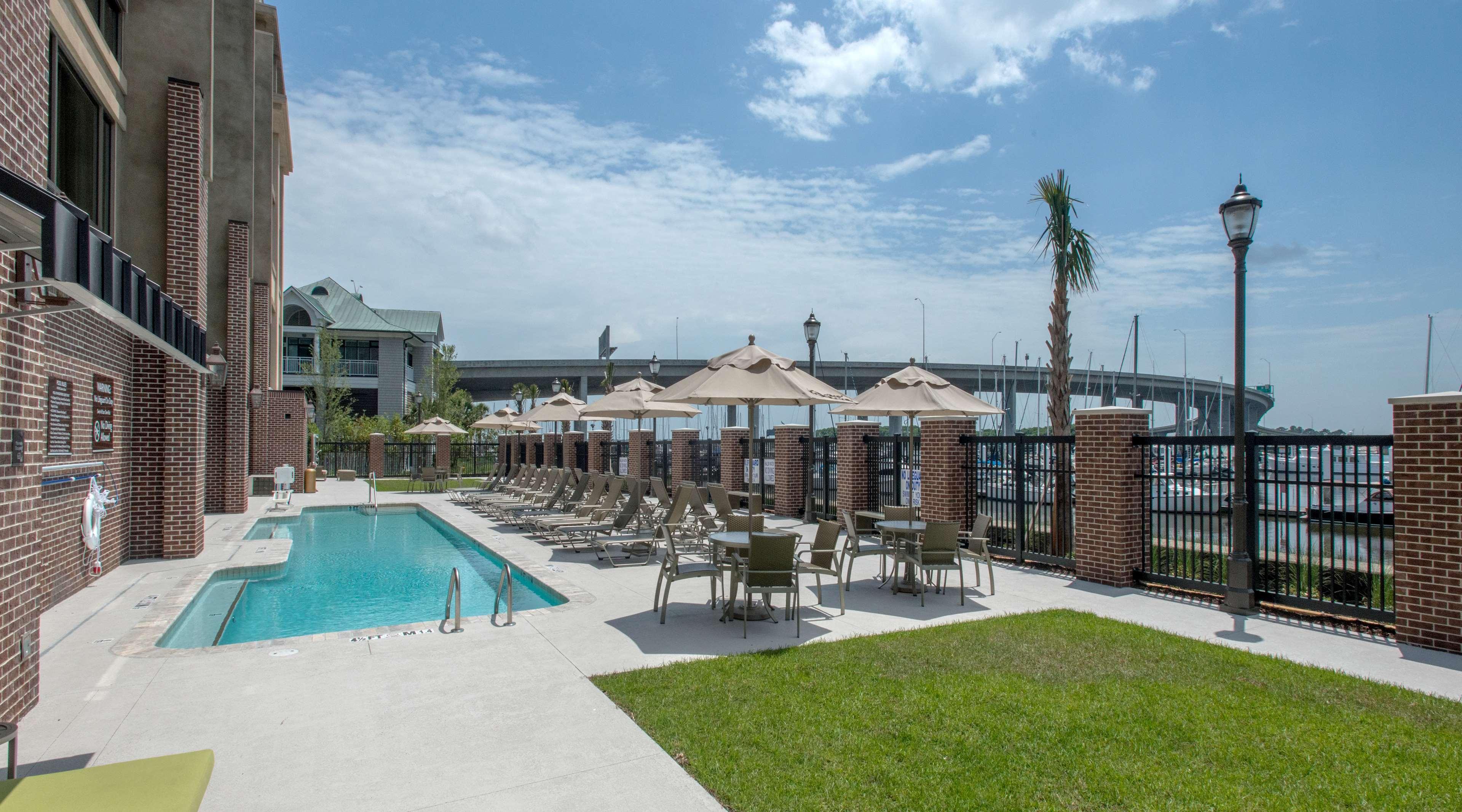 Hilton Garden Inn Charleston Waterfront/Downtown Екстериор снимка