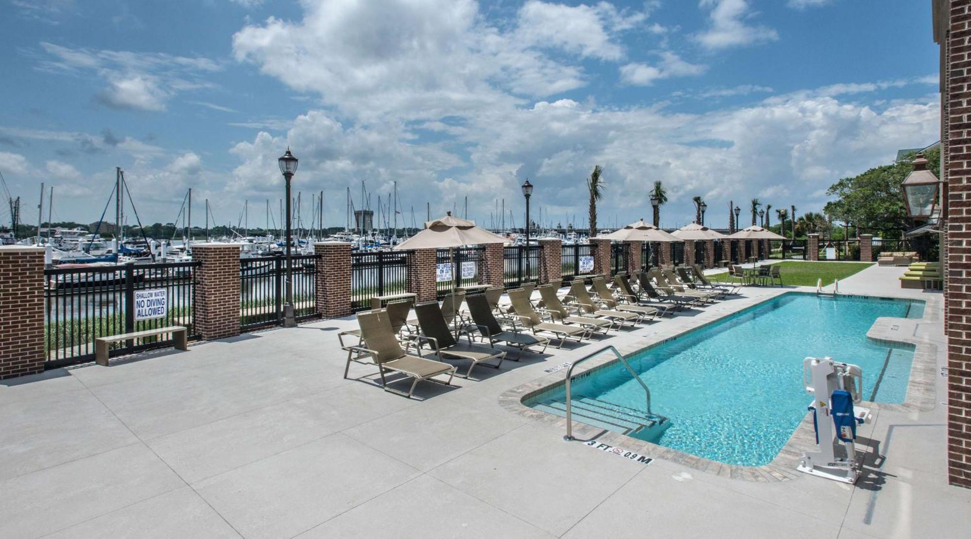 Hilton Garden Inn Charleston Waterfront/Downtown Екстериор снимка